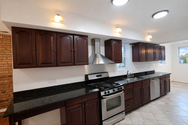 Photo - 1933 4th St NE