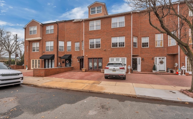 Photo - 3242 S Sydenham St