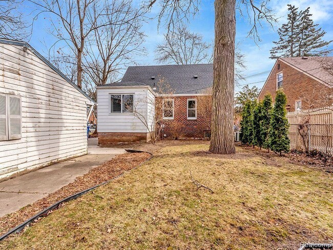 Photo - 8651 Hazelton St