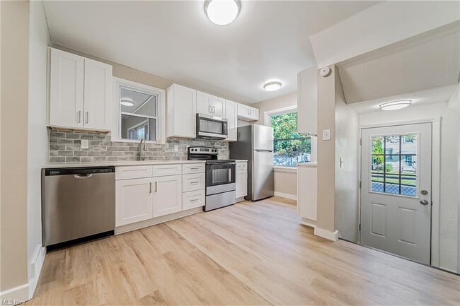 Photo - 440 E 250th St