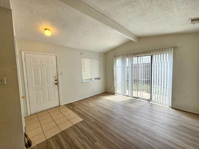 Photo - 2 bed/1 bath duplex with flex room Unidad #A