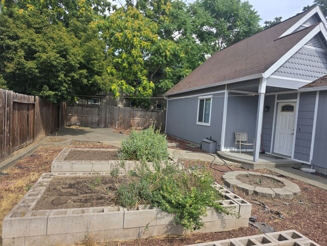 Photo - 3 bed 2 bath Home for Rent in Grants Pass