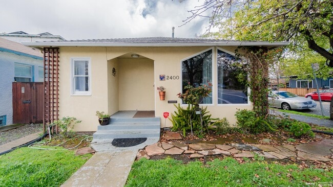 Photo - 2400 Bonar St