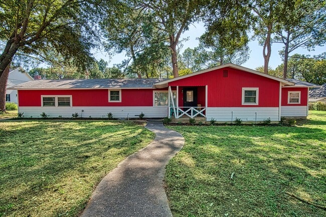 Building Photo - 201 White Dr