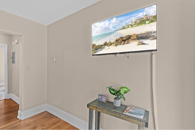 Photo - 711 W Blount St Unidad A