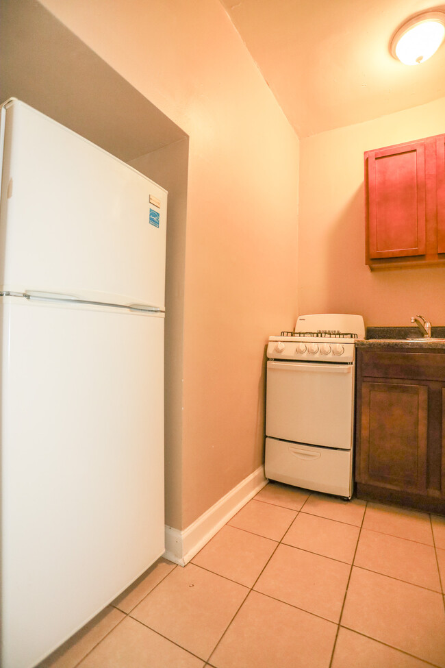 Building Photo - 930 W Eastwood Ave Unit #203 Rental