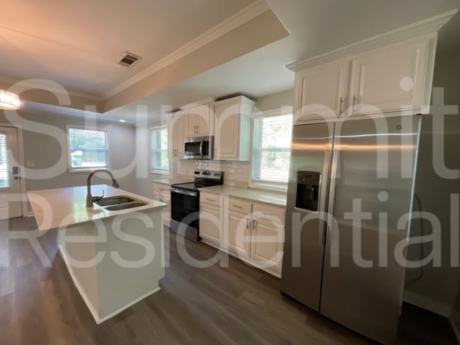 2590 Godfrey Dr NW