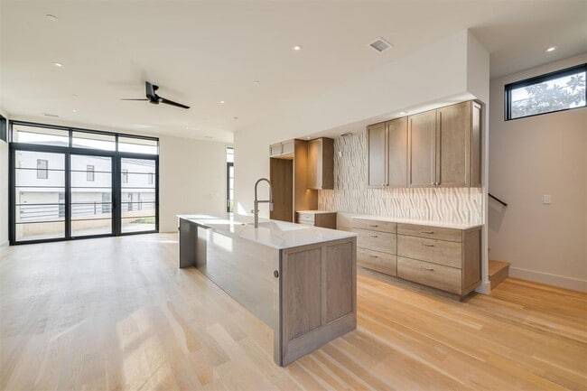 Photo - 1303 N Dewey Ave