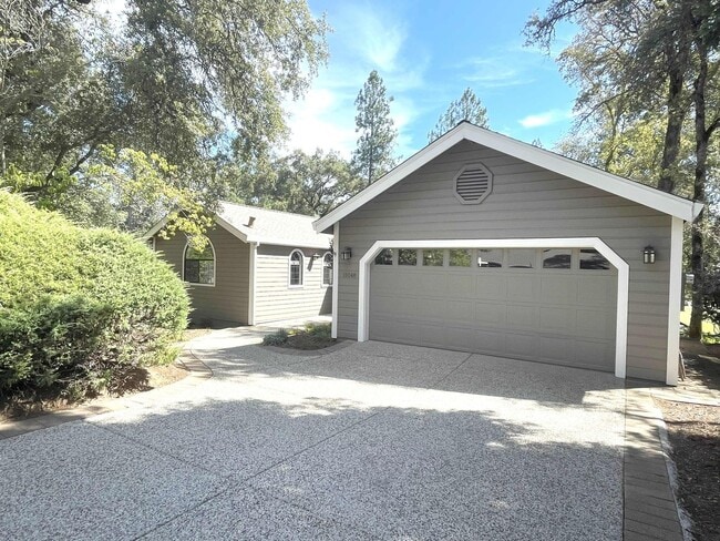 Building Photo - Beautiful 3 bedroom, 3 bath home in Lake W...