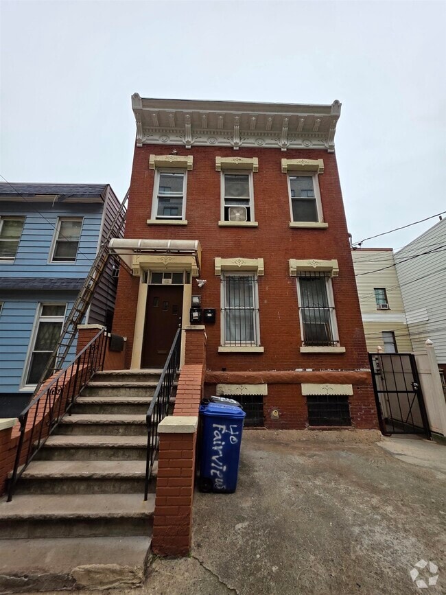 Building Photo - 40 Fairview Ave Unit 2F Rental