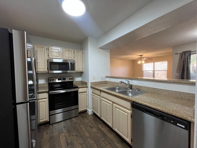 Building Photo - 555 E Silverado Ranch Blvd