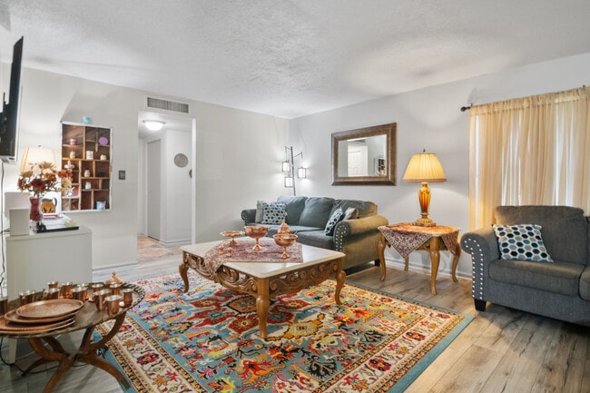 Photo - 2811 SW Archer Rd Unidad O123