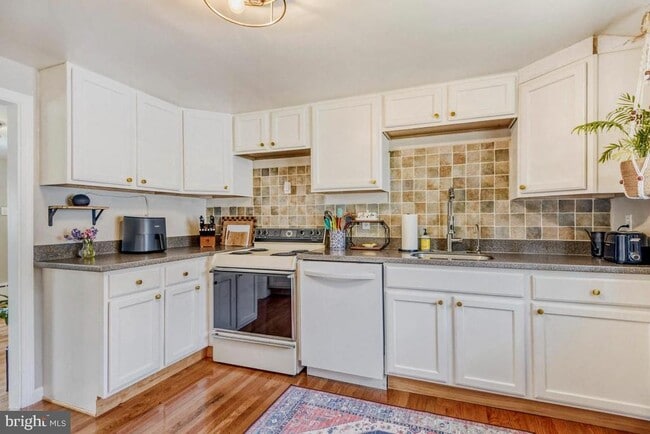 Photo - 1715 Tacoma Rd