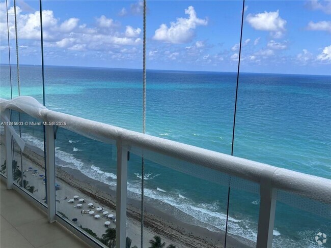 Building Photo - 2 bedroom in Hallandale FL 33009 Rental