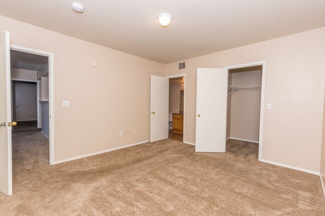 Building Photo - Lovely 2-Bedroom Condo in the Tuscano Comm... Unit 2106