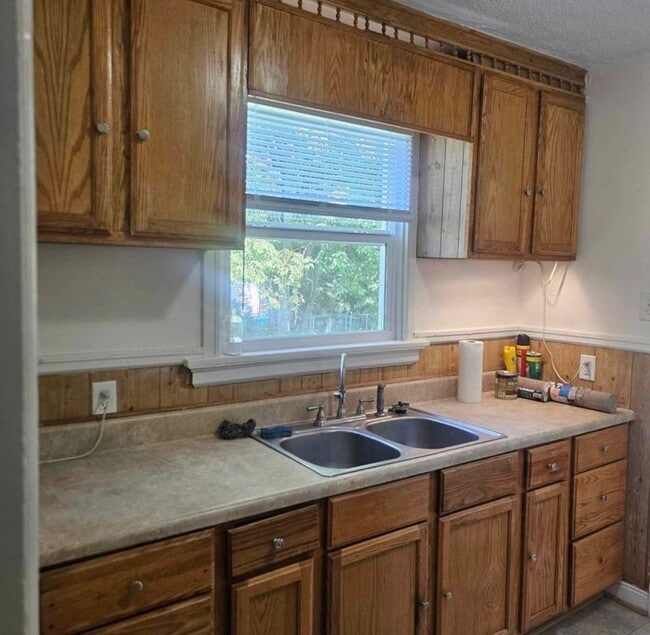 Photo - 3 bed house in Fulton Hill! Enjoy the beautiful neighborhood, central hvac, laundry, yard!