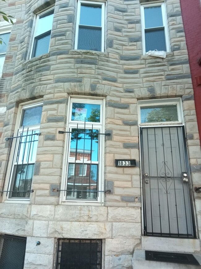 Building Photo - Large lovely 3BR, 1.5 bathroom home