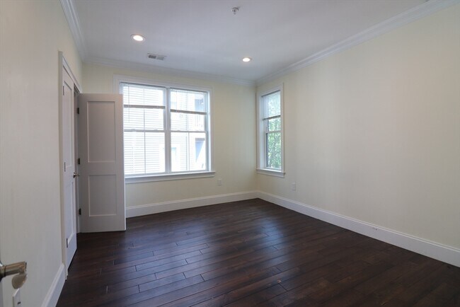 Photo - 140 Minden St Unit 2