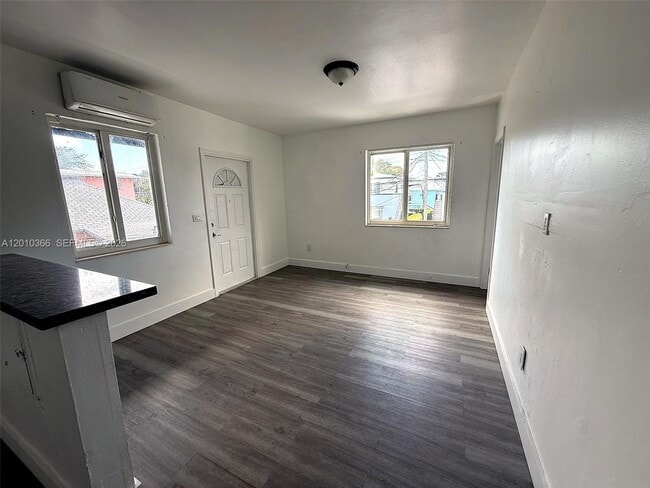 Photo - 1885 SW 4th St Unidad 3