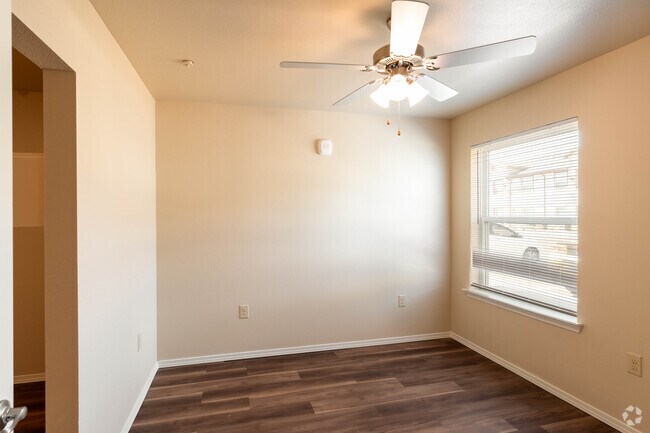 2BR, 2BA - 862SF