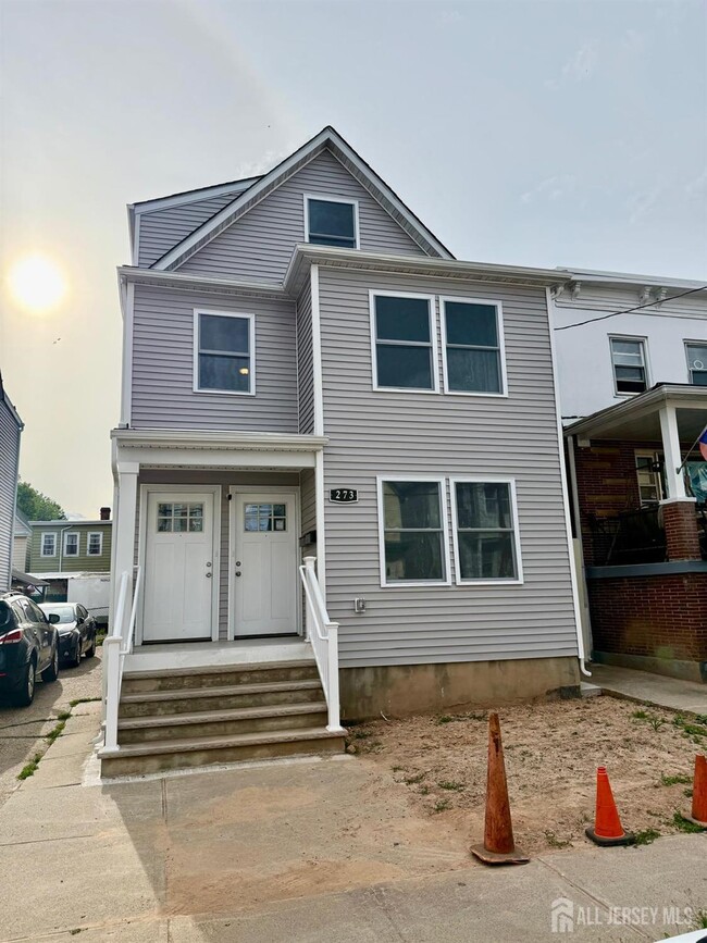 Building Photo - 273 Oak St Unit 2