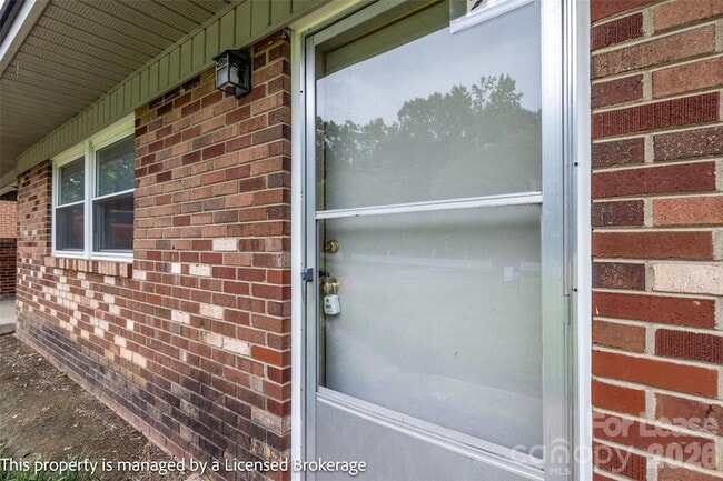 Photo - 219 Roslyn Rd