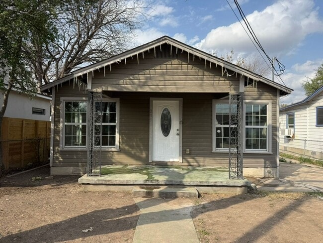 Building Photo - 3 Bed / 2 Bath Home in South San Antonio – Easy Access to I-10 & I-37