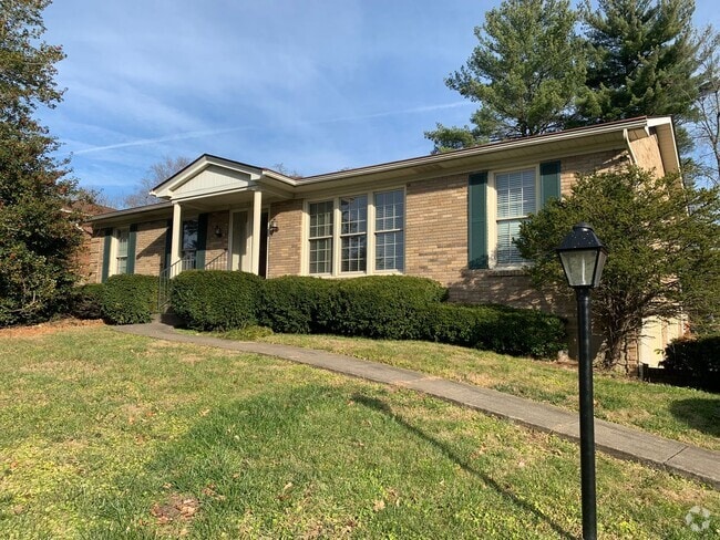 Building Photo - Spacious Three Bedroom/Three Bath Ranch in... Rental