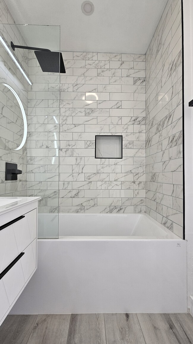 Building Photo - 3422 Glenalbyn Dr Unit 2