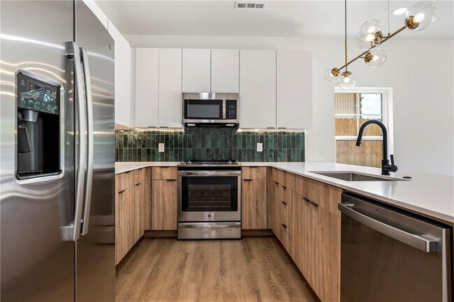 Photo - 947 SE 10th St