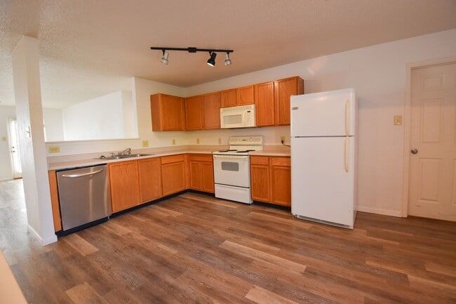 Photo - 551 Runnymede Ct