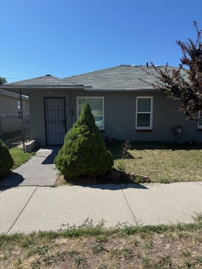 Building Photo - 2 Bedroom, 1 bath Duplex Rental