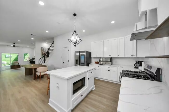 Building Photo - 6747 Peerless St