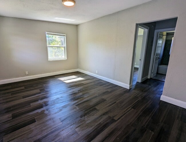 Photo - "Charming 2-Bed Upstairs Apartment in Moncrief Park – Cozy 700 Sq Ft with Modern Comfort!" Unit 4