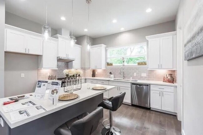 Photo - 1329 Buescher Dr House