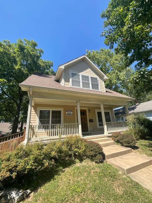 Building Photo - ****AVAILABLE AUGUST 2027**** Large 3 bed, 3 bath House with fenced yard