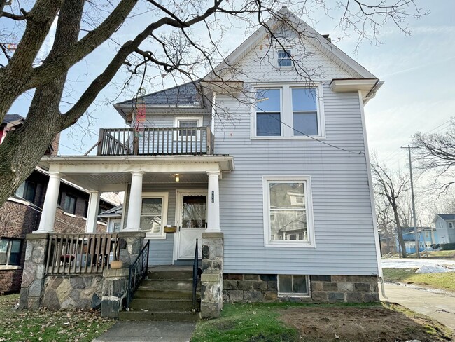 Building Photo - 411 W Washington Ave Unit Upper - ALL UTILITIES INCLUDED