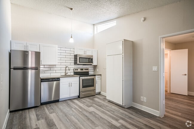 1 BR, 1 BA - 500SF