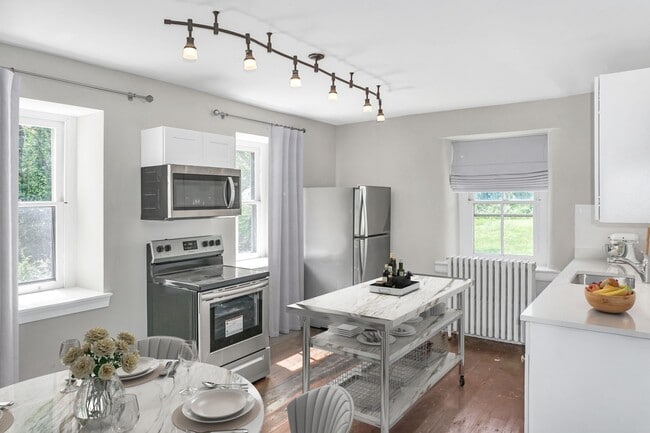 Building Photo - Spacious 3 bedroom / 2 bath in Perkiomenville Unit Side House