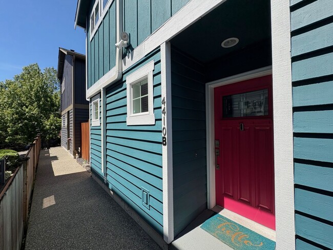 Building Photo - West Seattle Townhome