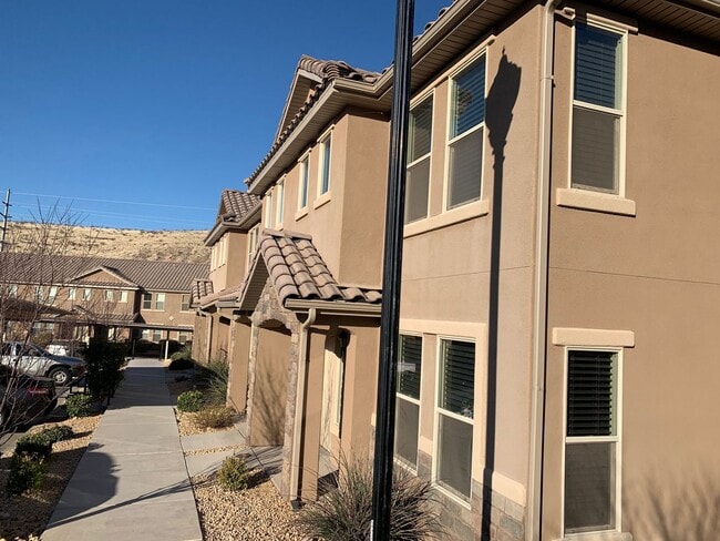 Beautiful Fossil Hills Townhome. - Beautiful Fossil Hills Townhome.