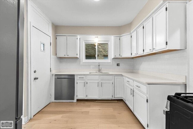 Photo - 3225 Leslie St