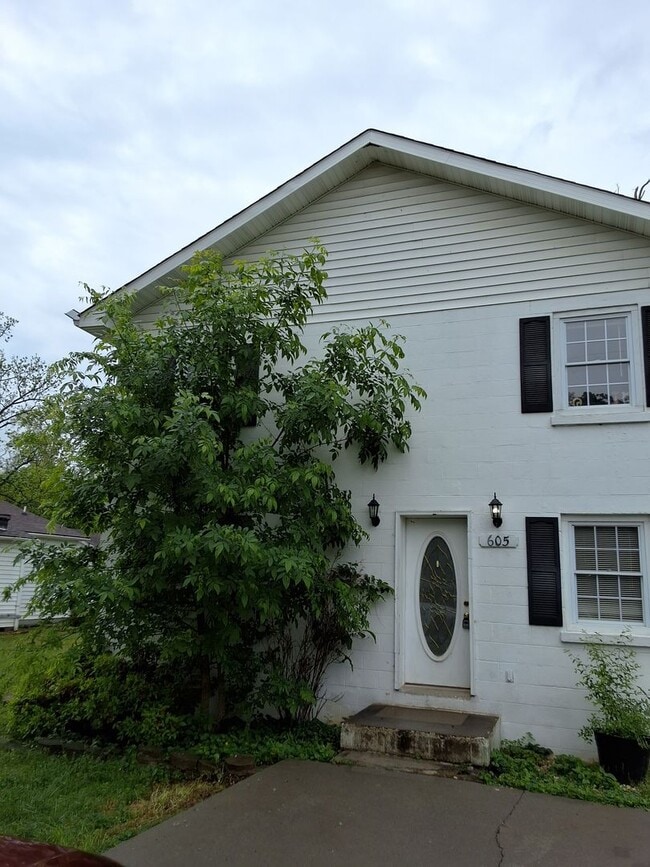 Building Photo - Maryville 37804 - 1 bedroom, bath in duplex, bottom unit - Contact Sharon Arnwine (865) 313-7215