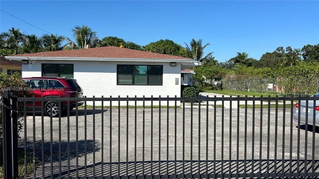 Building Photo - 465 NE 139th St Unit 461