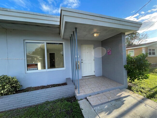 Building Photo - 405 SW 5th St Unit 1-3