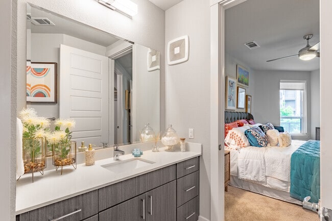 1BR, 1BA - 799 SF