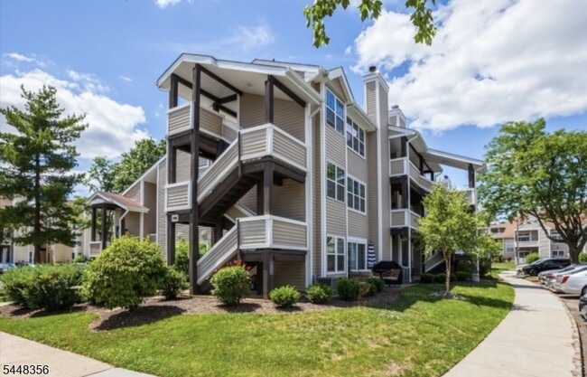 Building Photo - 702 Pinehurst Ct Unit 7