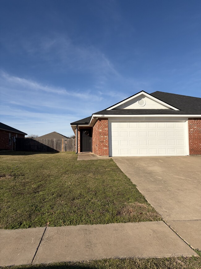 Photo - 208 Robin St