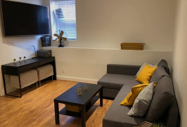 Photo - 220 W Market St Unidad 107