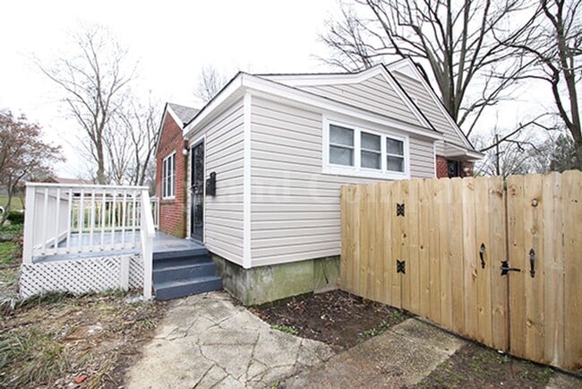 1023 Waring Rd